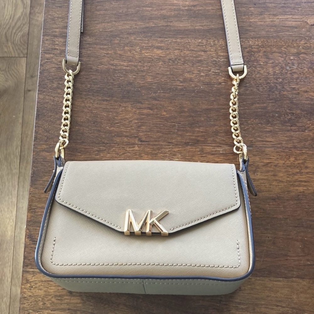 Michael Kors Beige Crossbody Bag with Gold Chain excellent condition